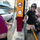 Un motorista paga, ayer, el combustible en una gasolinera de Caracas.