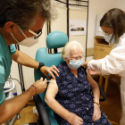 Irene Luz recibió una doble vacuna contra la gripe y el neumococo en Santa Luisa. MARCIANO PÉREZ