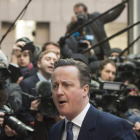Cameron atiende a los medios a su llegada a la segunda jornada de la cumbre europea. S. LECOCQ