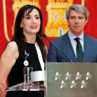 Luz Casal recibe la Medalla Internacional de las Artes de la Comunidad de Madrid de la mano de Ángel Garrido, presidente de la comunidad. /