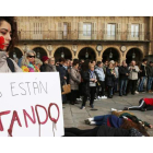 Concentración de repulsa ayer en la Plaza Mayor de Salamanca. J. M. GARCÍA