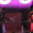 Verstappen y Carlos Sainz celebran su primer y tercer puesto en el GP de Arabia Saudí. STR