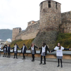 La cadena humana hecha por los alumnos del colegio La Inmaculada de Ponferrada a su paso por el Castillo. ANA F. BARREDO