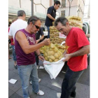 Varios ciudadanos comprando kilos de patatas en Valladolid.
