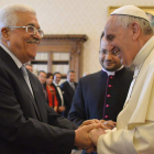 Abás y el papa se saludan en el Vaticano.