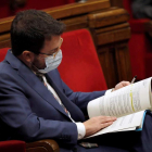 Pere Aragonès consulta documentos en el Parlament. TONI ALBIR