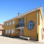 El municipio se encuentra a 46 kilómetros de la capital y a unos 15 de Santa María del Páramo, pero donde realmente existen vínculos es con La Bañeza, de la que le separan poco más de 5 kilómetros.