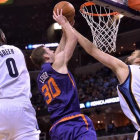 Marc Gasol, en una acción del partido ante Jon Leuer.