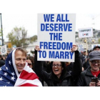 Tres manifestantes expresan su apoyo al matrimonio gay en San Francisco (California), este lunes.