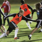 Fernando Torres y Carles Puyol ayer, durante el entrenamiento en Bloemfontein.