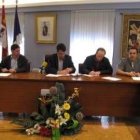 El alcalde y los representantes sindicales, durante la firma del convenio