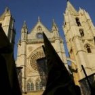 El cortejo de Jesús Camino del Calvario, ayer a su paso frente a la Catedral