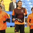 Juan Mata, derecha, con John Terry, centro, y Frank Lampard del Chelsea durante el entreno.
