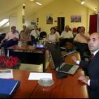 El ingeniero Roberto Matías explica su estudio a alcaldes, miembros del IEB y al presidente comarcal