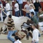 Momento en que es corneado en la plaza uno de los siete heridos