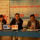 Ana Sánchez y Cardo, con miembros del PSOE en la reunión de ayer.