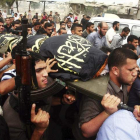 Palestinos llevan los cadáveres de varios islamistas muertos en los últimos conflictos.