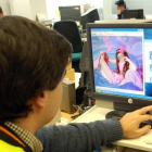 Un policía español examina un ordenador en el marco de una operación contra la pornografía infantil, en enero del 2006.