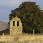 El tejo de San Cristóbal de Valdueza da sombra a una ermita vacía y sin campanas.