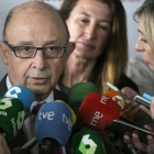 Cristóbal Montoro, ministro de Hacienda, atiende a los periodistas, ayer en Madrid.