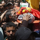 La familia y vecinos de una de las víctimas palestina llevan su cuerpo al cementerio. ALAA BADARNEH