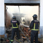 Unos bomberos durante una de sus actuaciones.