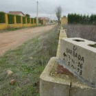 Aspecto de una de las calles de La Barbada, en Pobladura, aún de tierra y piedras y con servicios de