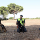 Los adiestradores con Oca, Samir y Chico, tres nuevos agentes caninos que serán expertos en localizar drogas, venenos y billetes. MARIAM A. MONTESINOS