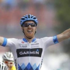 Tyler Farrar cruza la línea de meta en primer lugar en la tercera etapa de la ronda gala.