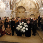 El rector de Oviedo y la alcaldesa de Gijón en la ofrenda floral sobre la tumba de Vermudo III. MARCIANO PÉREZ