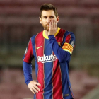 Leo Messi, tras encajar el Barcelona el gol del empate frente al Cádiz en el Camp Nou. ALBERTO ESTÉVEZ