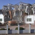 Aspecto de las obras de demolición del edificio de la factoría del lúpulo