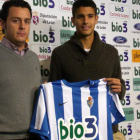 Carlos Tomás posa con su nueva camiseta acompañado por el consejero delegado del club.