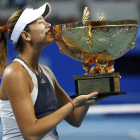 Muguruza posa con el trofeo tras imponerse en la final.