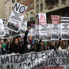 Participantes en la manifestación contra la Lomce y los recortes en la educación.