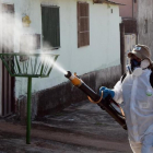 Un empleado fumiga contra el zika en Río de Janeiro.