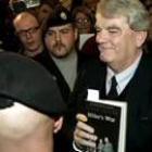 David Irving sale del juicio con uno de sus polémicos libros en la mano