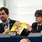 Comín y Puigdemont muestran en el Europarlamento un cartel para la libertad de Junqueras.