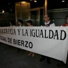 Colectivos y oenegés se manifestaron ayer en la plaza de Lazúrtegui contra los malos tratos