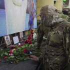 Mercenarios de la Wagner depositan flores en Rostov-on-don en memoria de Prigozhin. STRINGER