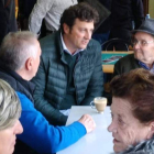 Manuel García se reunió con vecinos de Villasinta de Torío. DL