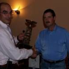 El presidente del club entrega el trofeo de campeón de lance ligero