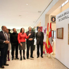 La presidenta de las Cortes, Josefa García Cirac, junto con otras autoridades, inauguró la exposición de Díaz Caneja en el pasillo central de la cámara autonómica.