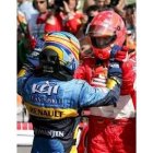 Fernando Alonso, de espaldas, felicita a Michael Schumacher en Ímola