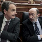 El presidente Rodríguez Zapatero conversa con el vicepresidente primero Pérez Rubalcaba.