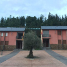 La vivienda que se ofrece está justo encima de la escuela que se ve en la foto. DL
