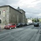 Aparcamientos en la calle Ancha, una de las vías principales de la parte alta de Ponferrada