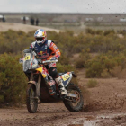 El actual líder de la clasificación de motos, Sam Sunderland conduce su  KTM  durante la séptima etapa entre La Paz y Uyuni (Bolivia).