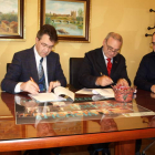 Imagen de la firma del convenio, ayer, entre el alcalde y el presidente provincial de Cruz Roja.