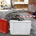 Obras en el Ejido para evitar que los coches puedan aparcar en los cruces de dos calles.